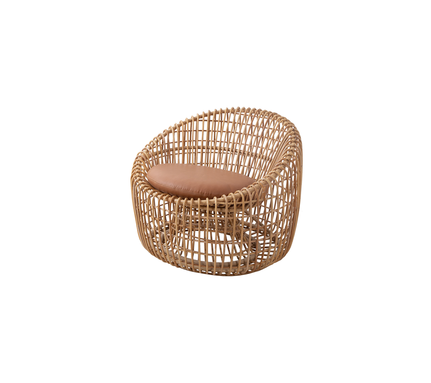 Geflochtenem Rattanstuhl mit rundem Design und einem braunen gepolsterten Sitz, der eine stilvolle und bequeme Sitzgelegenheit bietet.
