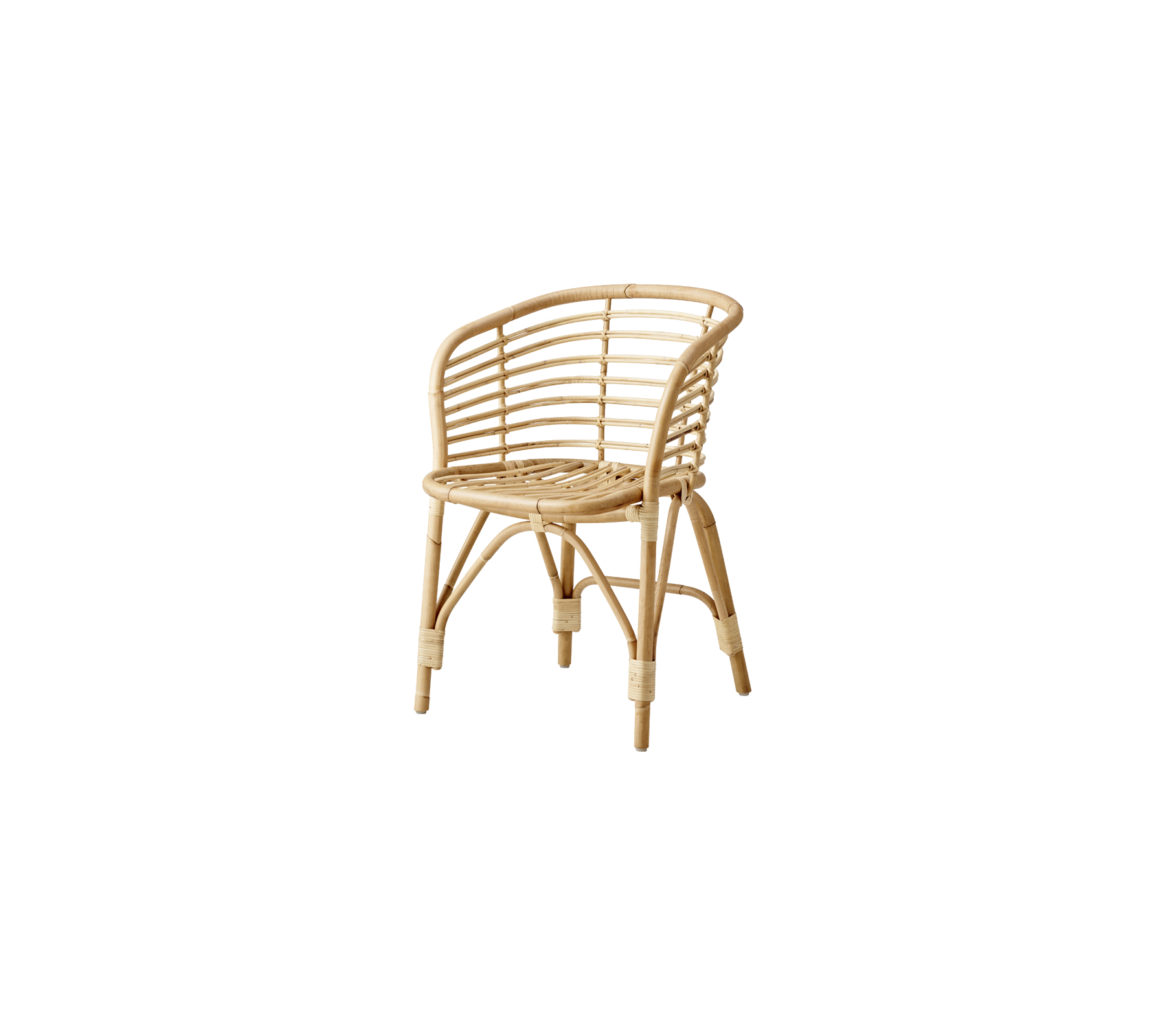 Natürlicher Rattan-Sessel mit kurvenförmigem Design und gewebten Mustern, der ein leichtes, luftiges Aussehen zeigt, das sich für verschiedene Umgebungen eignet.