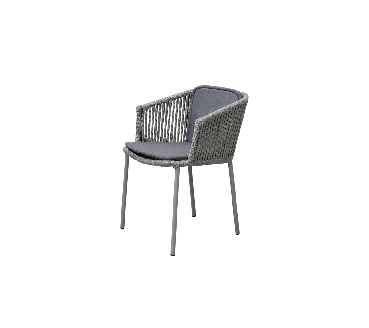 Stilvoller Stuhl mit modernem Design, der gewebte Details und einen bequemen gepolsterten Sitz in neutraler Farbe aufweist.