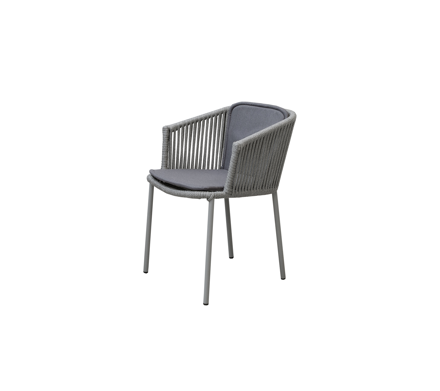 Stilvoller Stuhl mit modernem Design, der gewebte Details und einen bequemen gepolsterten Sitz in neutraler Farbe aufweist.