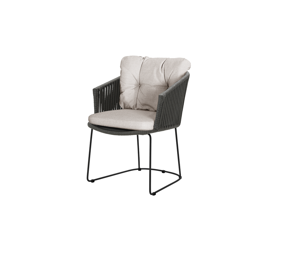 Ein bequemer Stuhl mit einem weichen, gepolsterten Sitz und Rückenlehne, der ein stilvolles geflochtenes Design und einen stabilen Rahmen aufweist.