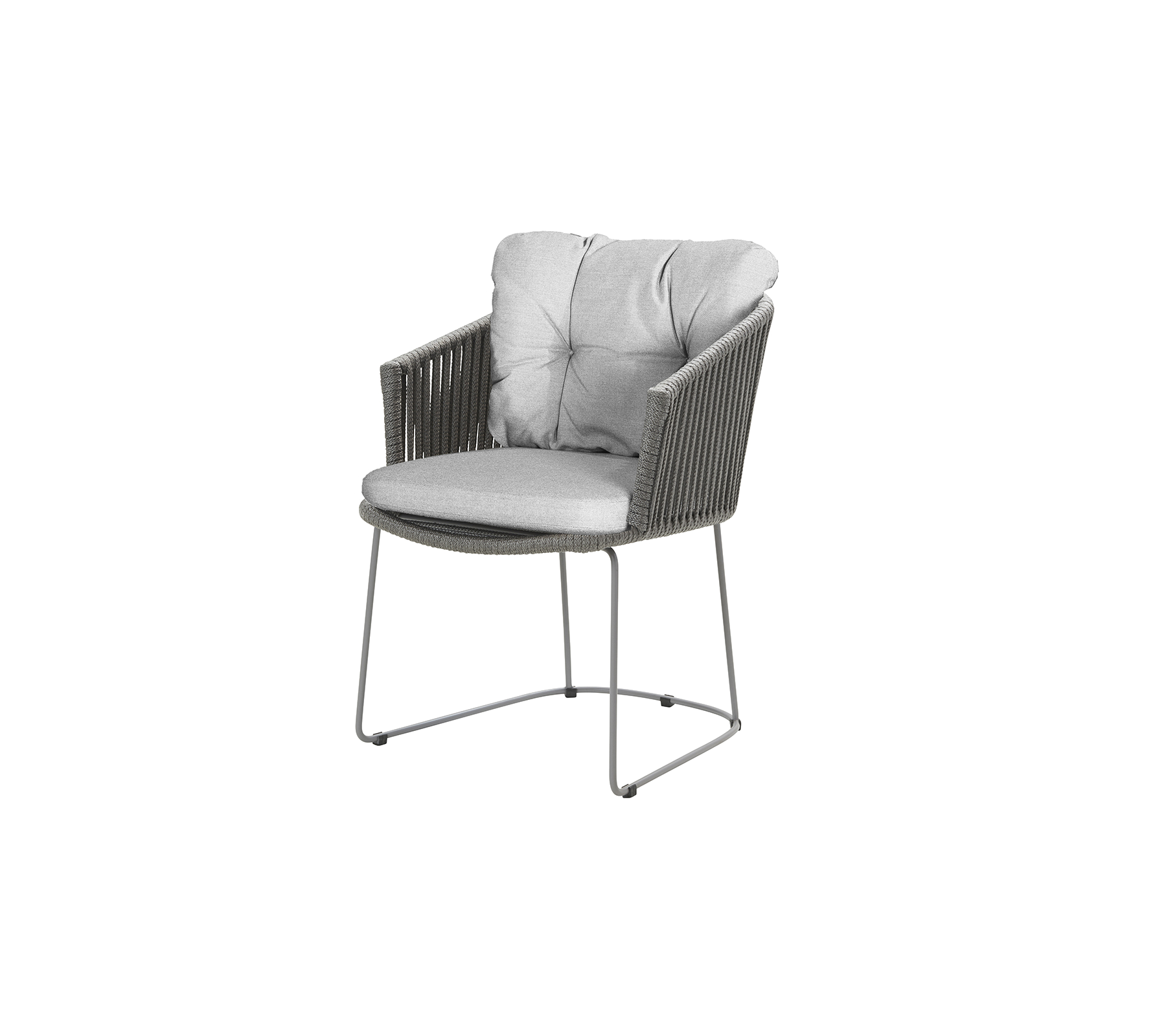 Stilvoller Sessel mit einem plüschigen grauen Kissen und einem modernen Design, das gewebte Details und ein schlankes Metallgestell aufweist.