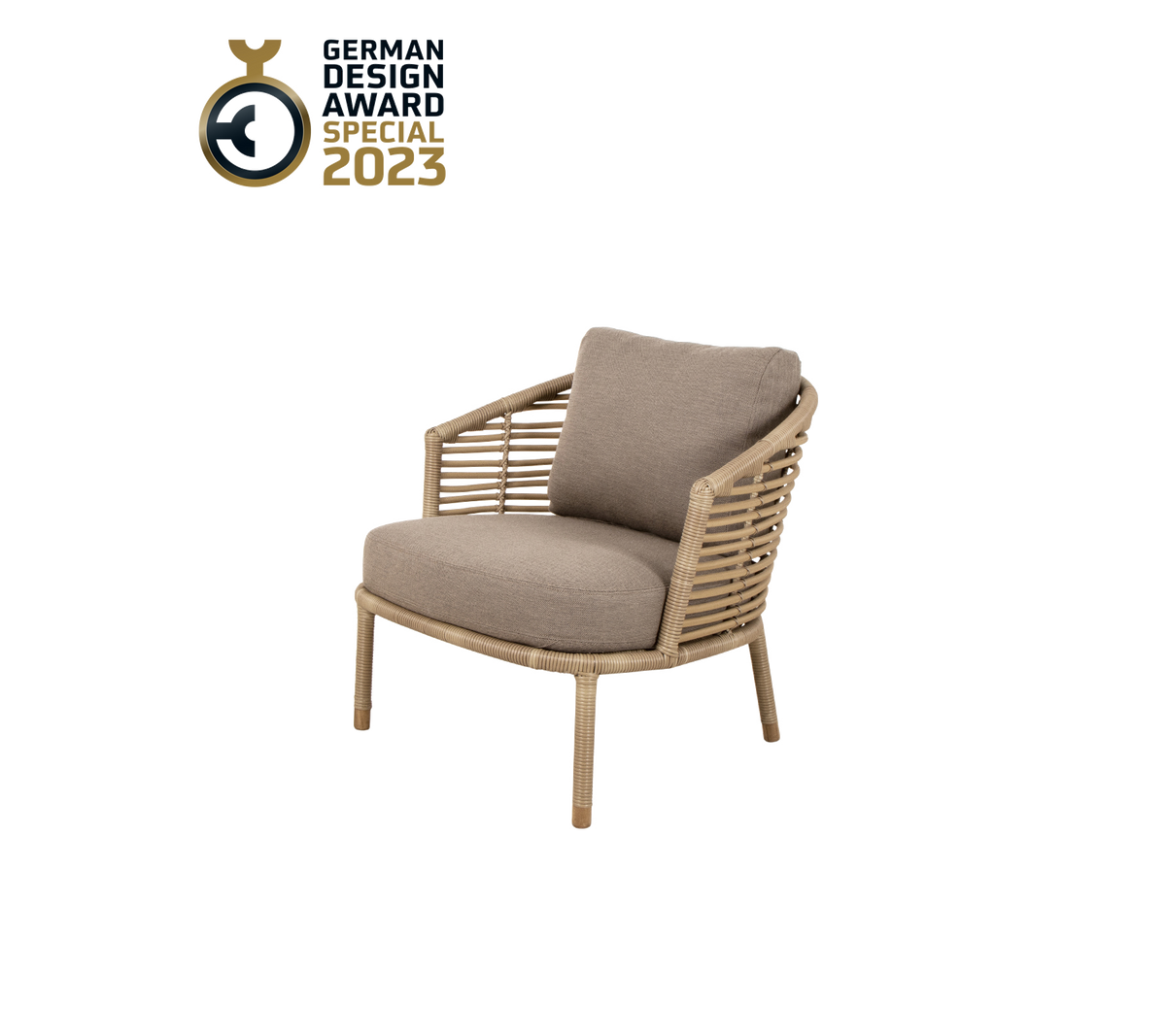 Stilvolle Stühle mit einem geflochtenen Design und einem plüschigen Kissen, ausgezeichnet mit dem German Design Award 2023.