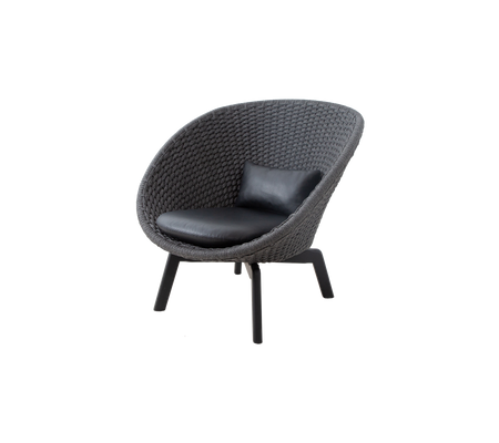 Stilvoller, runder Sessel mit strukturiertem Äußeren und einem eleganten Lederkissen, perfekt für moderne Dekoration.