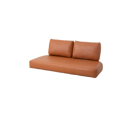 Braunes Sofa mit zwei Rückenkissen, das ein schlankes und modernes Design bietet. Perfekt für stilvolle Sitzgelegenheiten in jedem Raum.