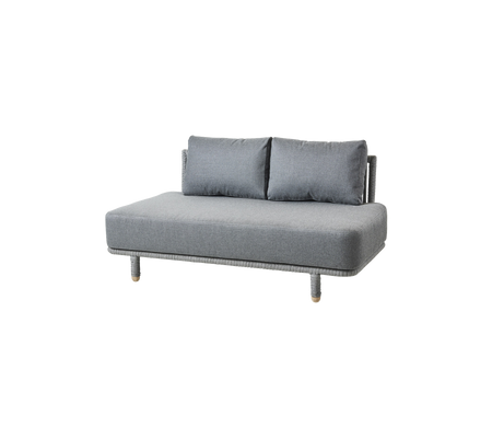 Graues Sofa mit zwei Kissen und Holzbeinen, entworfen für Komfort und modernes Dekor.