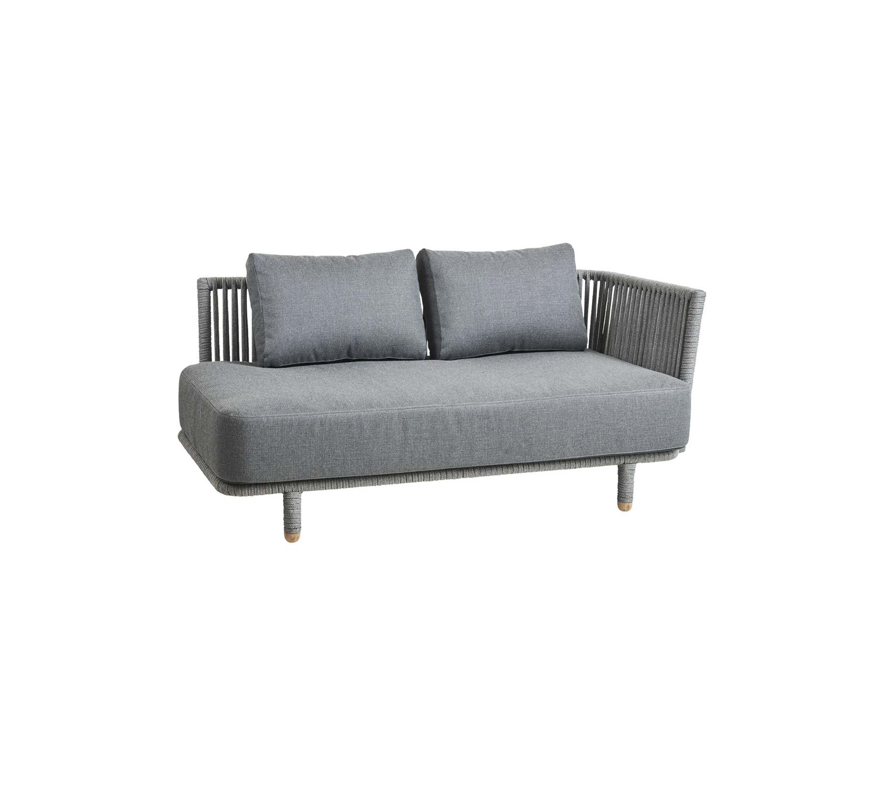 Grau Sofa mit zwei Kissen und gewebten Seiten, ideal für moderne Innen- oder Außenbereiche.