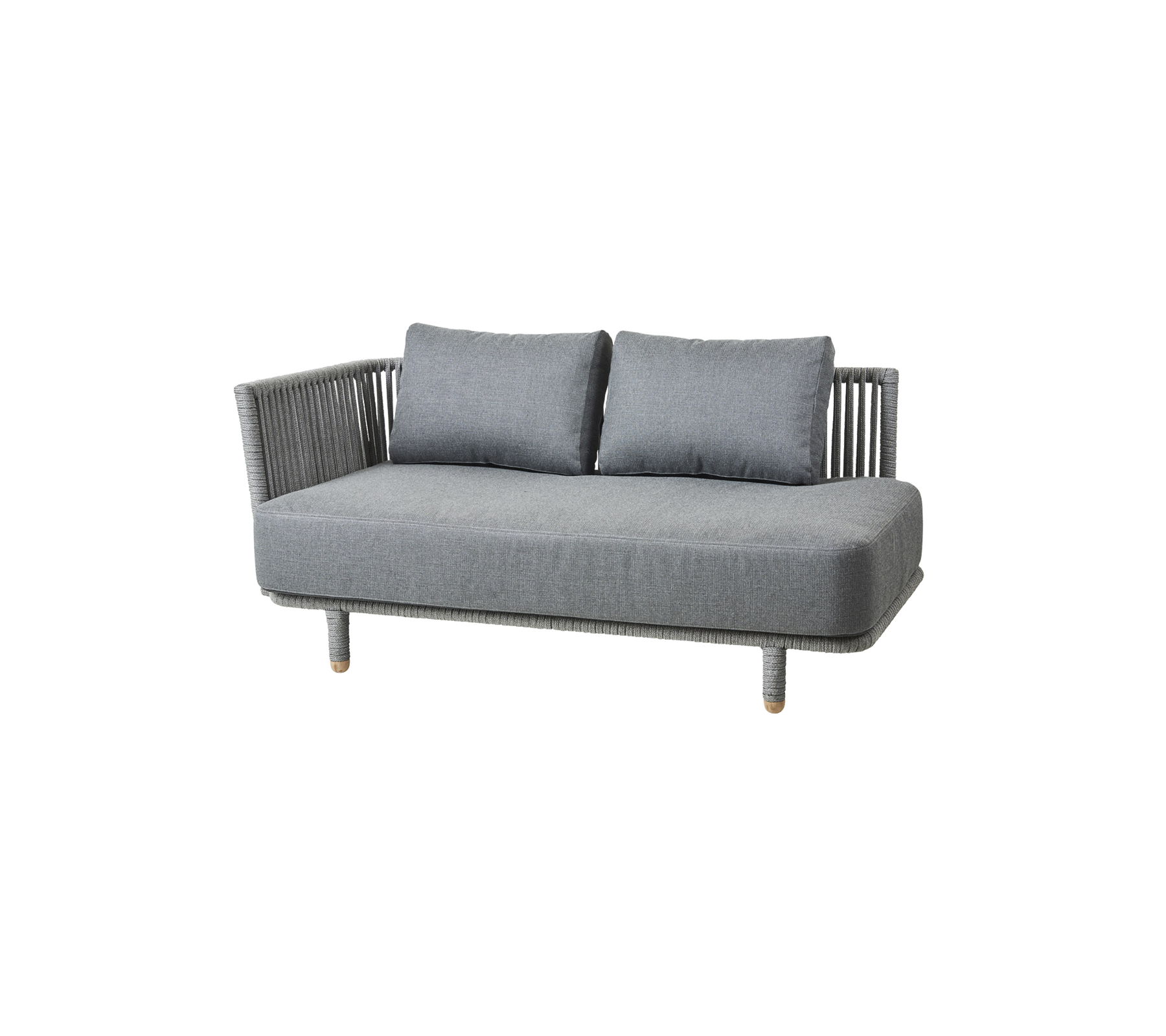 Grau Outdoor-Sofa mit zwei Kissen und einer geflochtenen Rückenlehne, entworfen für Komfort und Stil. Ideal für Terrassen- oder Gartenanlagen.