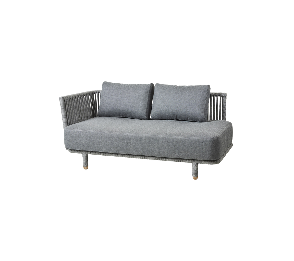 Grau Outdoor-Sofa mit zwei Kissen und einer geflochtenen Rückenlehne, entworfen für Komfort und Stil. Ideal für Terrassen- oder Gartenanlagen.