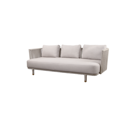 Moderne hellgraues Sofa mit drei Kissen und Holzbeinen, mit einem gerippten Design an den Armlehnen. Ideal für stilvolle Wohnräume.