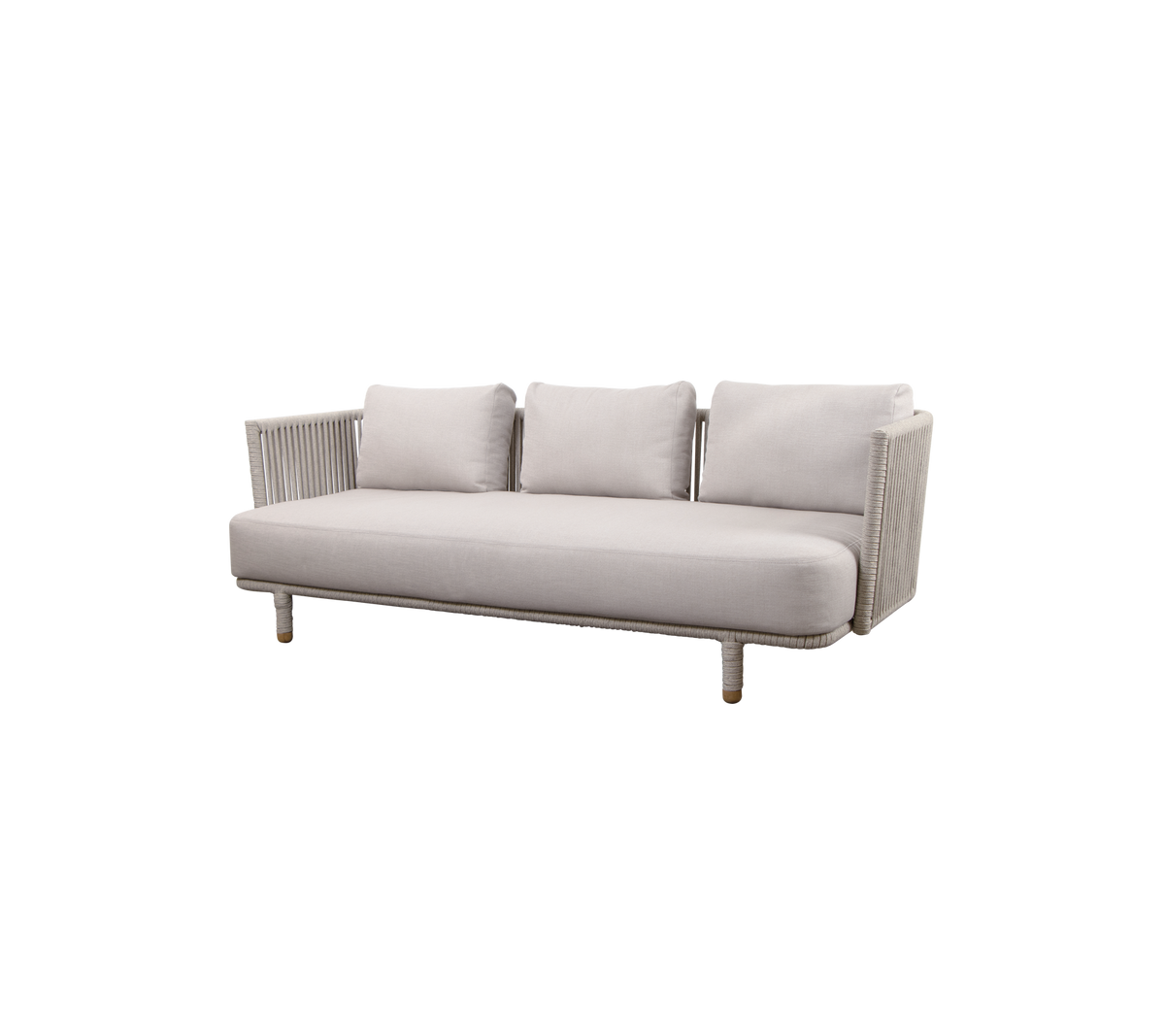 Moderne hellgraues Sofa mit drei Kissen und Holzbeinen, mit einem gerippten Design an den Armlehnen. Ideal für stilvolle Wohnräume.