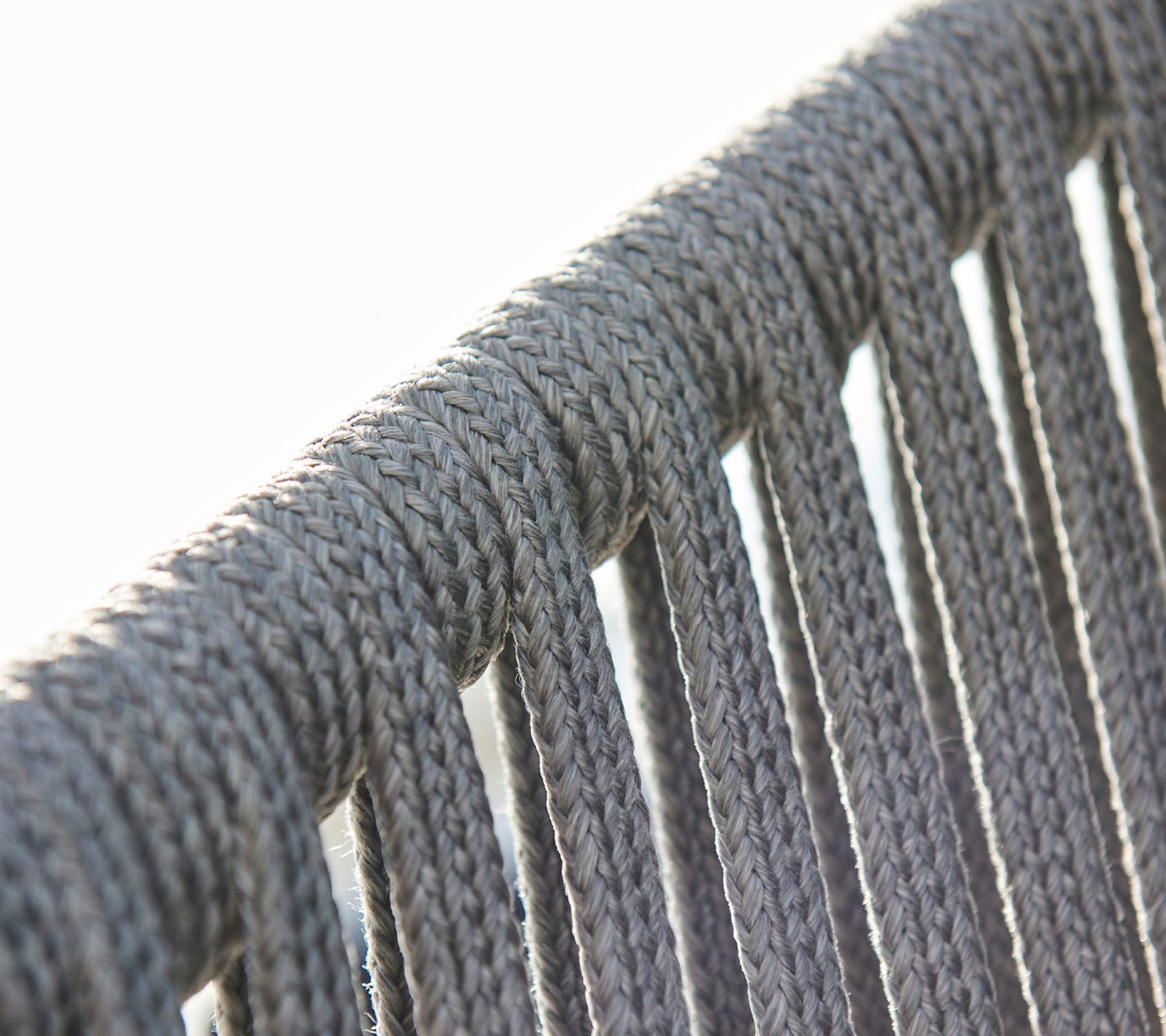 Nahaufnahme von grauen Seil-Details, die die Textur und das Muster eines gewebten Designs hervorheben.