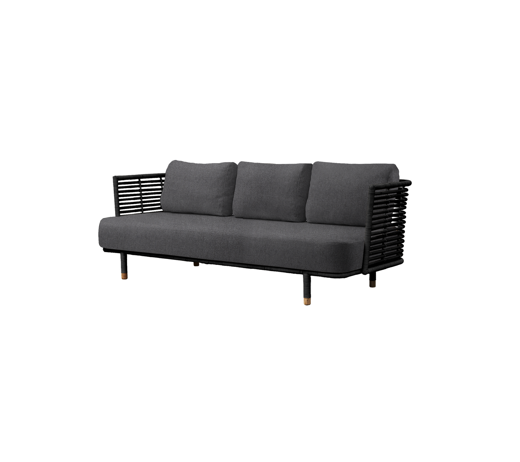 Moderne graues Sofa mit drei plüschigen Kissen und einem schlanken schwarzen Geflechtgestell, perfekt für zeitgenössische Dekoration.