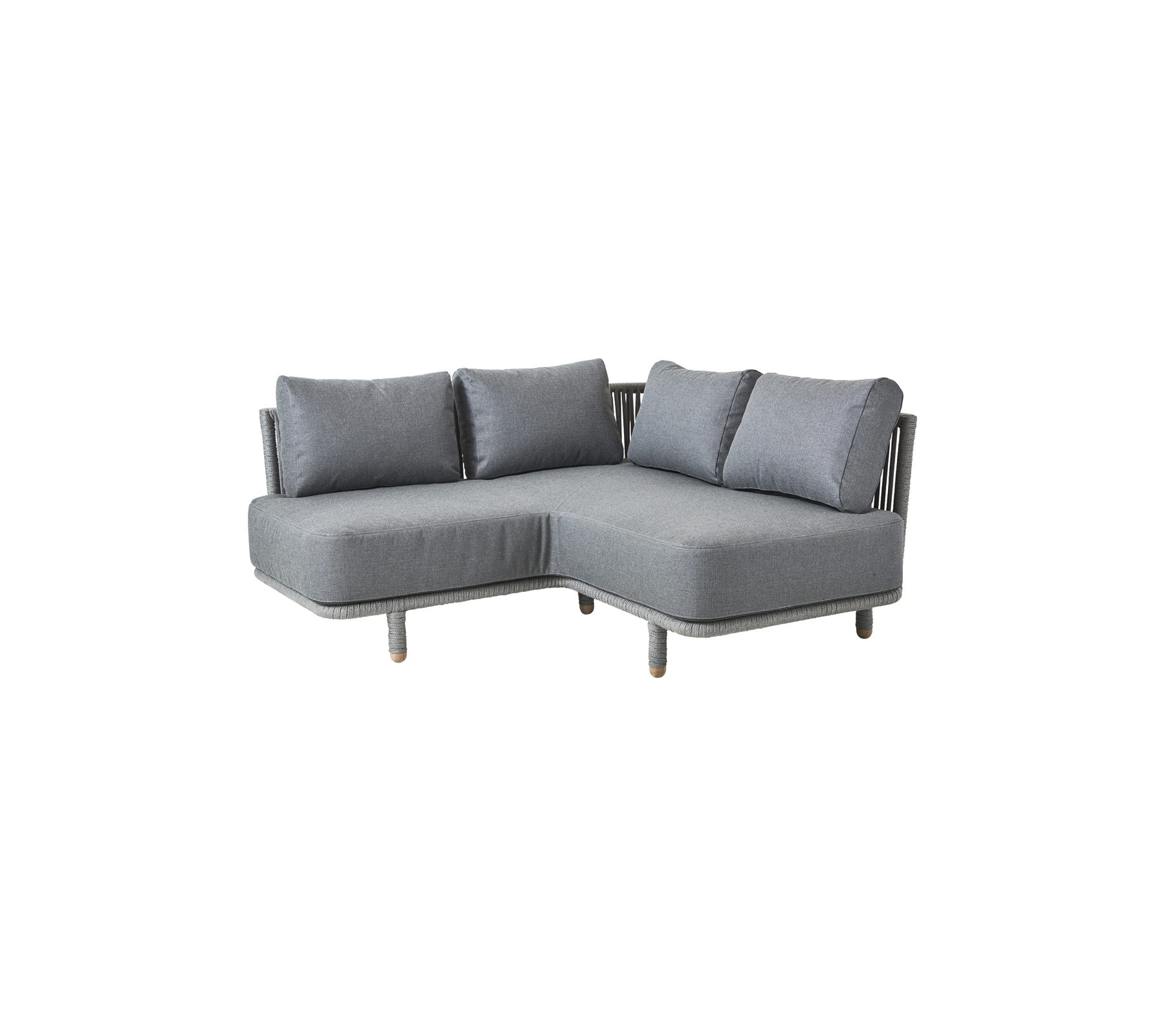L-förmiges graues Sofa mit plüschigen Kissen, das ein modernes Design und Holzfüße hat. Ideal für zeitgemäße Wohnräume.