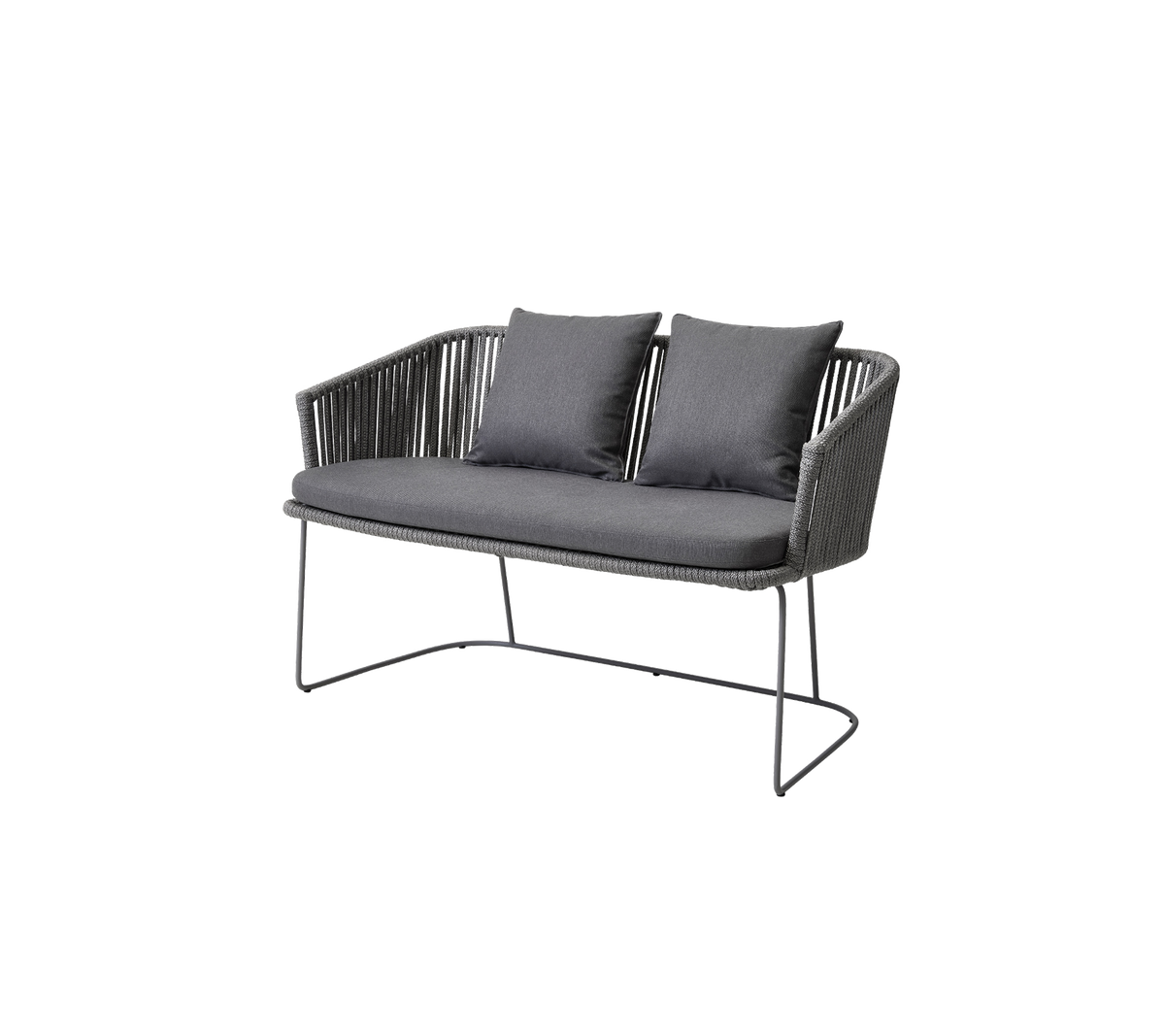 Zweisitzer-Sofa mit schlankem Design, ausgestattet mit einem gewebten Sitz und weichen Kissen in einem dunklen Farbschema.