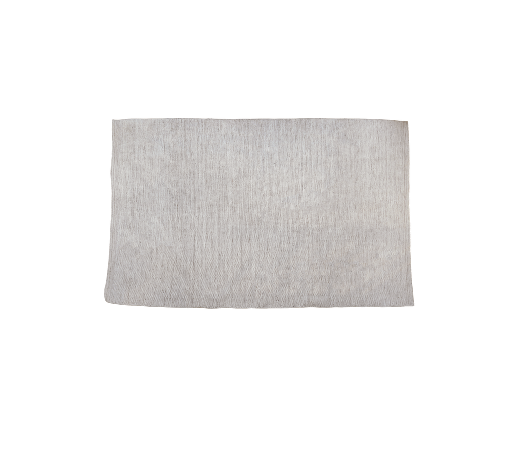 Mehrfarbiger Teppich in einem Sandton mit strukturierten Oberfläche.