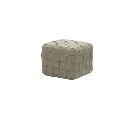 Ein quadratischer, texturierter Pouf mit einem gewebten Muster in neutraler Farbe, geeignet für verschiedene Einrichtungsstile.