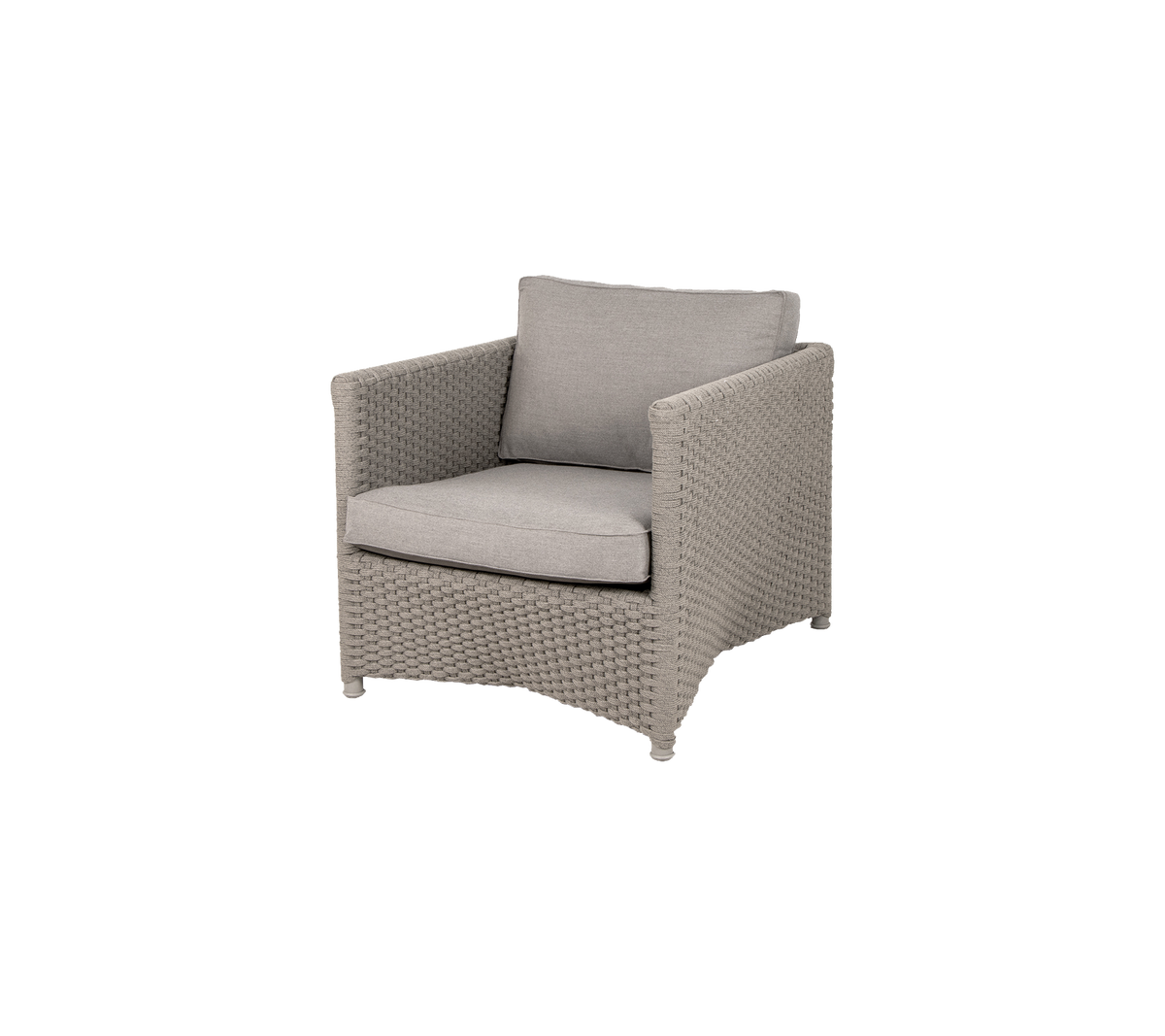 Stilvoller Sessel mit einem geflochtenen Gestell und weichen grauen Kissen, perfekt um jedem Raum Komfort und Eleganz zu verleihen.