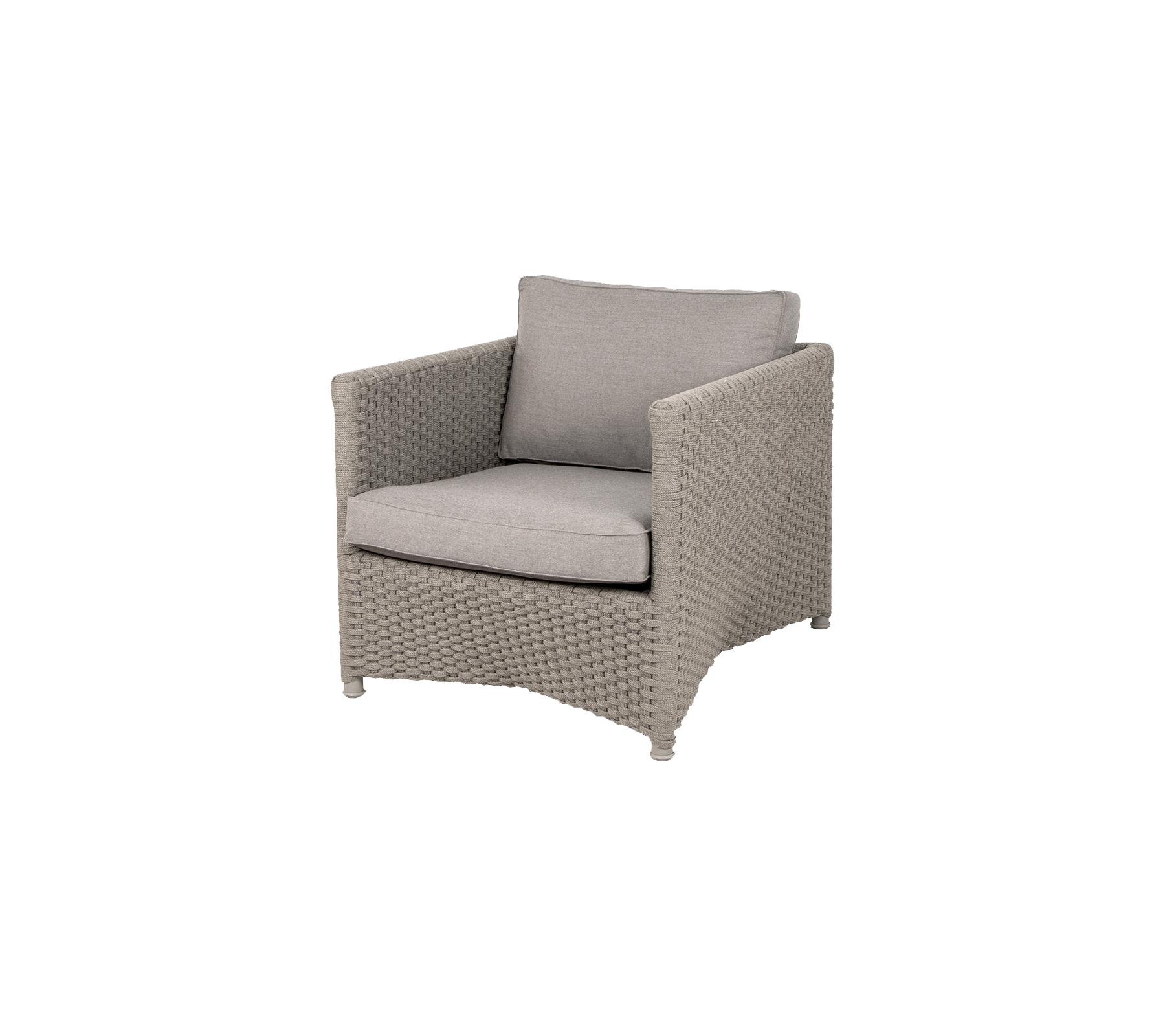 Stilvoller Sessel mit einem geflochtenen Gestell und weichen grauen Kissen, perfekt um jedem Raum Komfort und Eleganz zu verleihen.