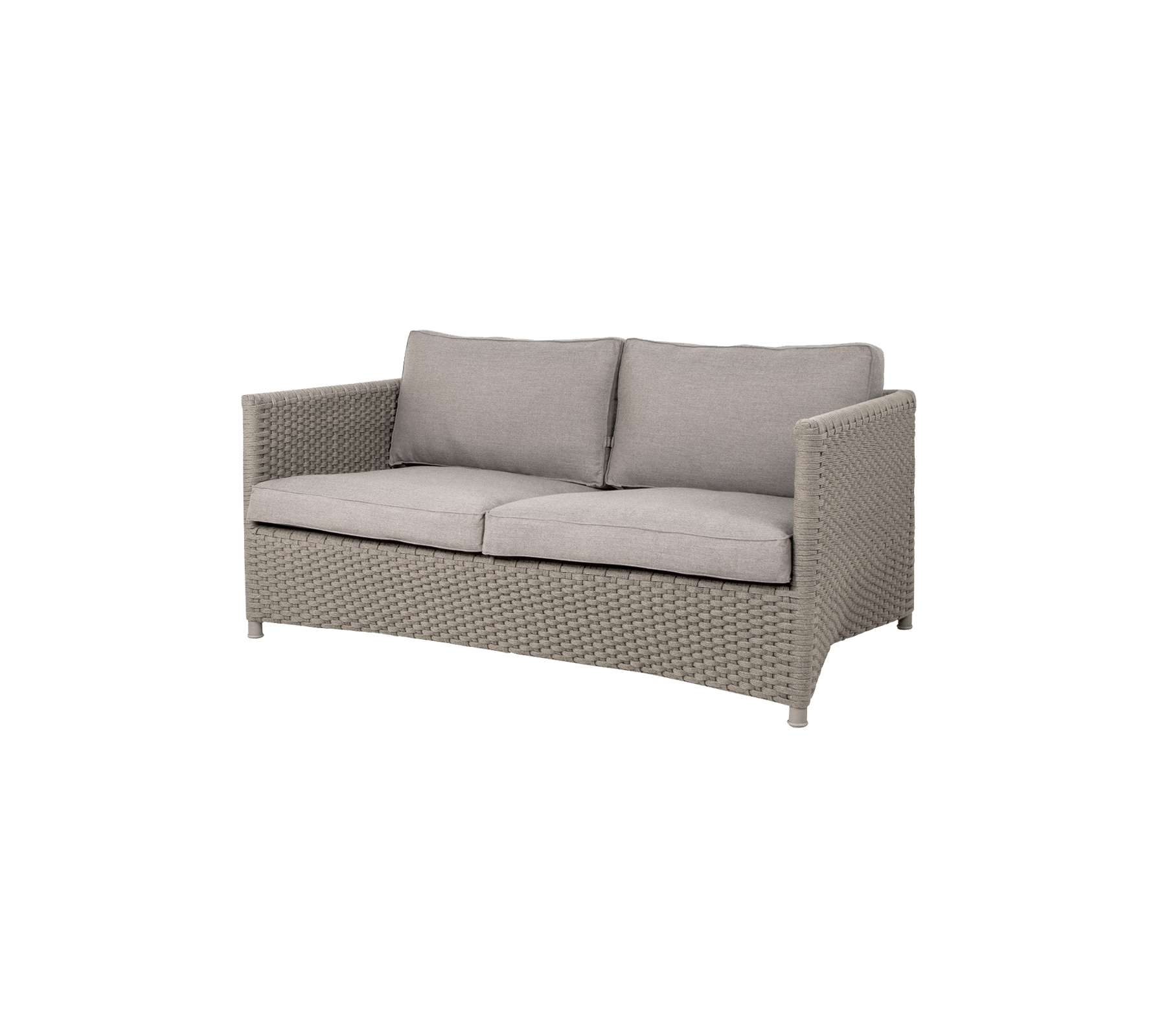 Bequeme Zweisitzer-Sofa mit einem geflochtenen Rahmen und weichen Kissen in neutraler Farbe, perfekt zum Entspannen und für Stil.