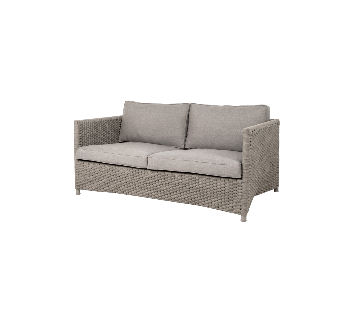 Bequeme Zweisitzer-Sofa mit einem geflochtenen Rahmen und weichen Kissen in neutraler Farbe, perfekt zum Entspannen und für Stil.