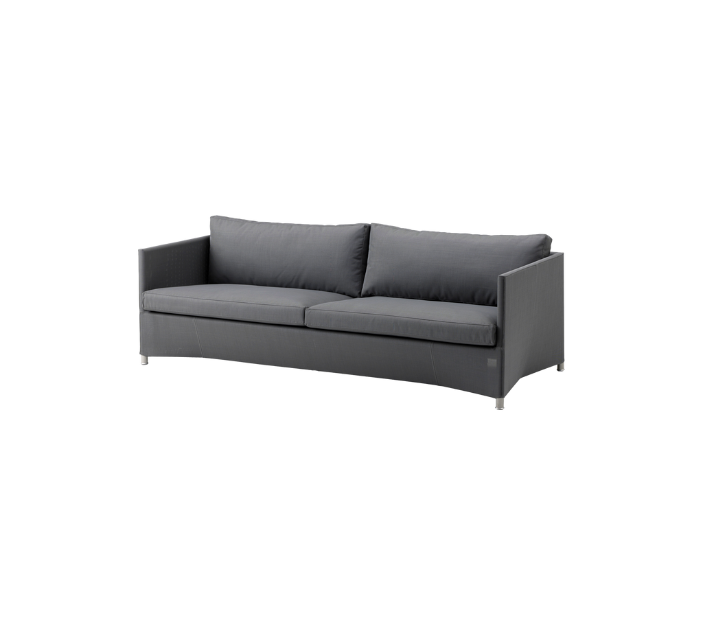 Moderne graue Sofa mit klaren Linien und weichen Kissen.