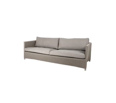 Stylische, moderne Couch mit einem hellgrauen Kissen und gewebter Textur, die komfortable Sitzgelegenheiten für mehrere Personen bietet.