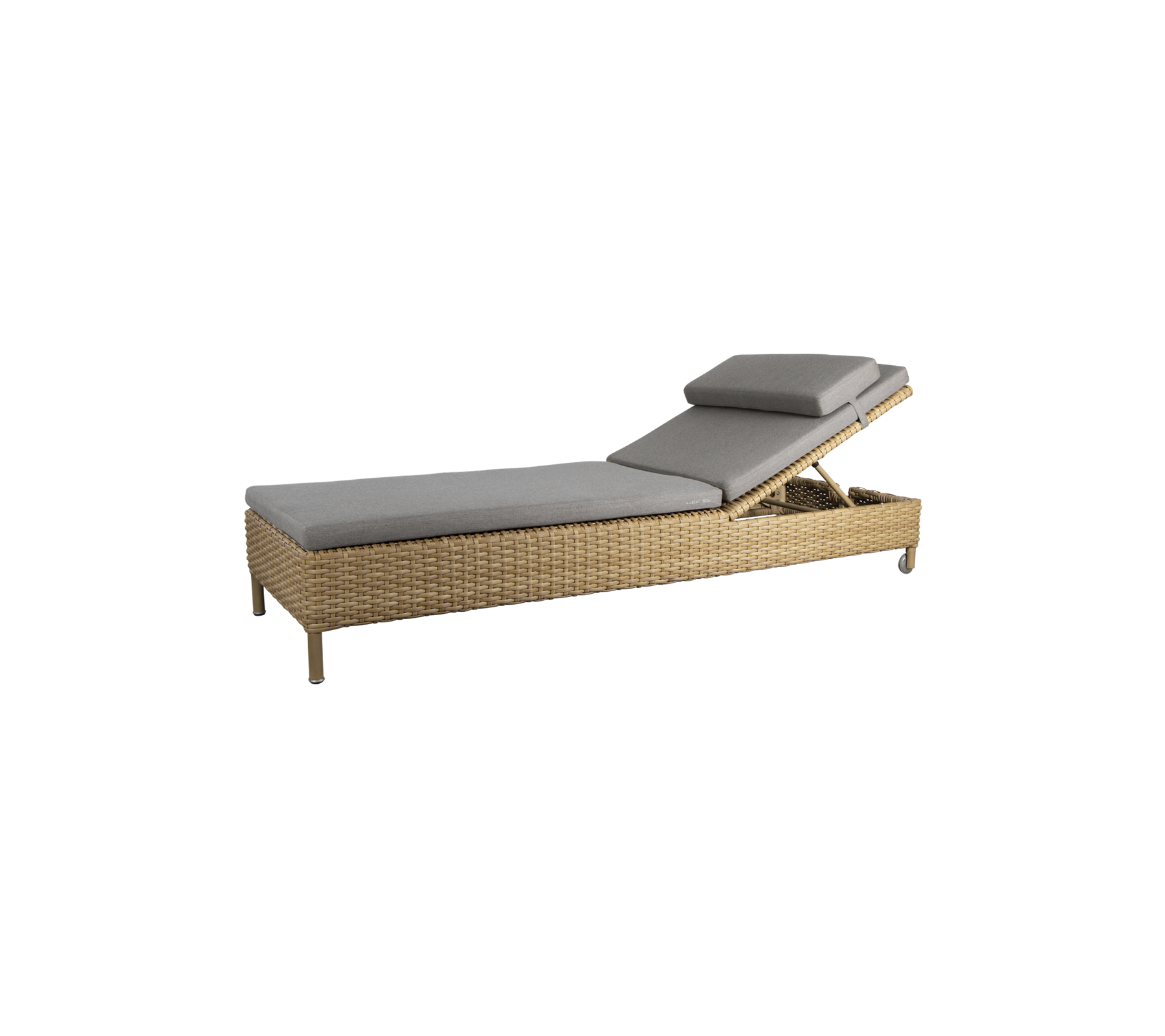Ein stilvoller Lounge-Stuhl mit einem eleganten Design, einem grauen Kissen und einem geflochtenen Rahmen, ideal zur Entspannung.