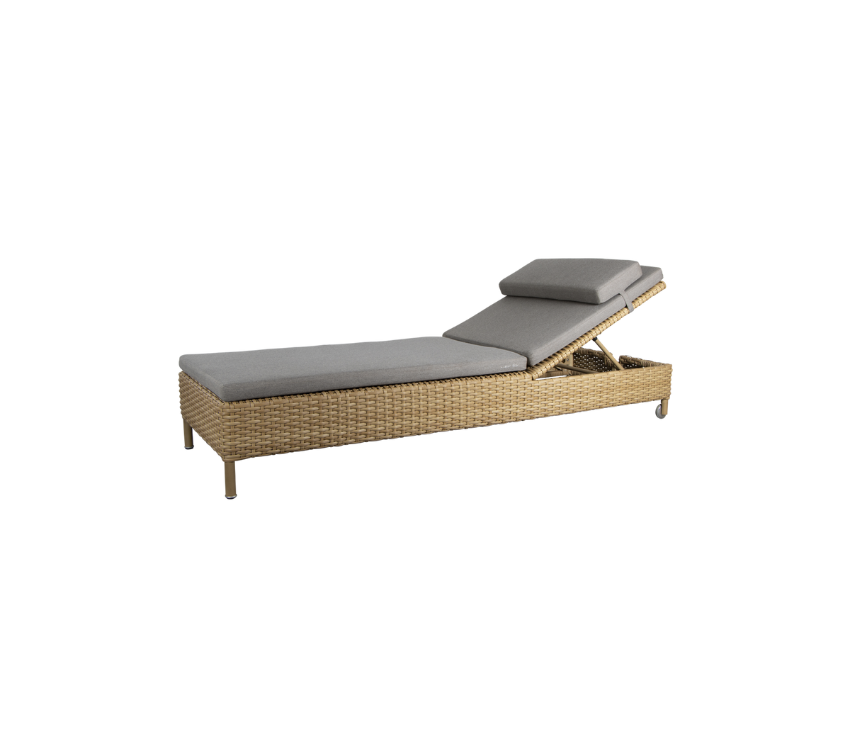 Ein stilvoller Lounge-Stuhl mit einem eleganten Design, einem grauen Kissen und einem geflochtenen Rahmen, ideal zur Entspannung.