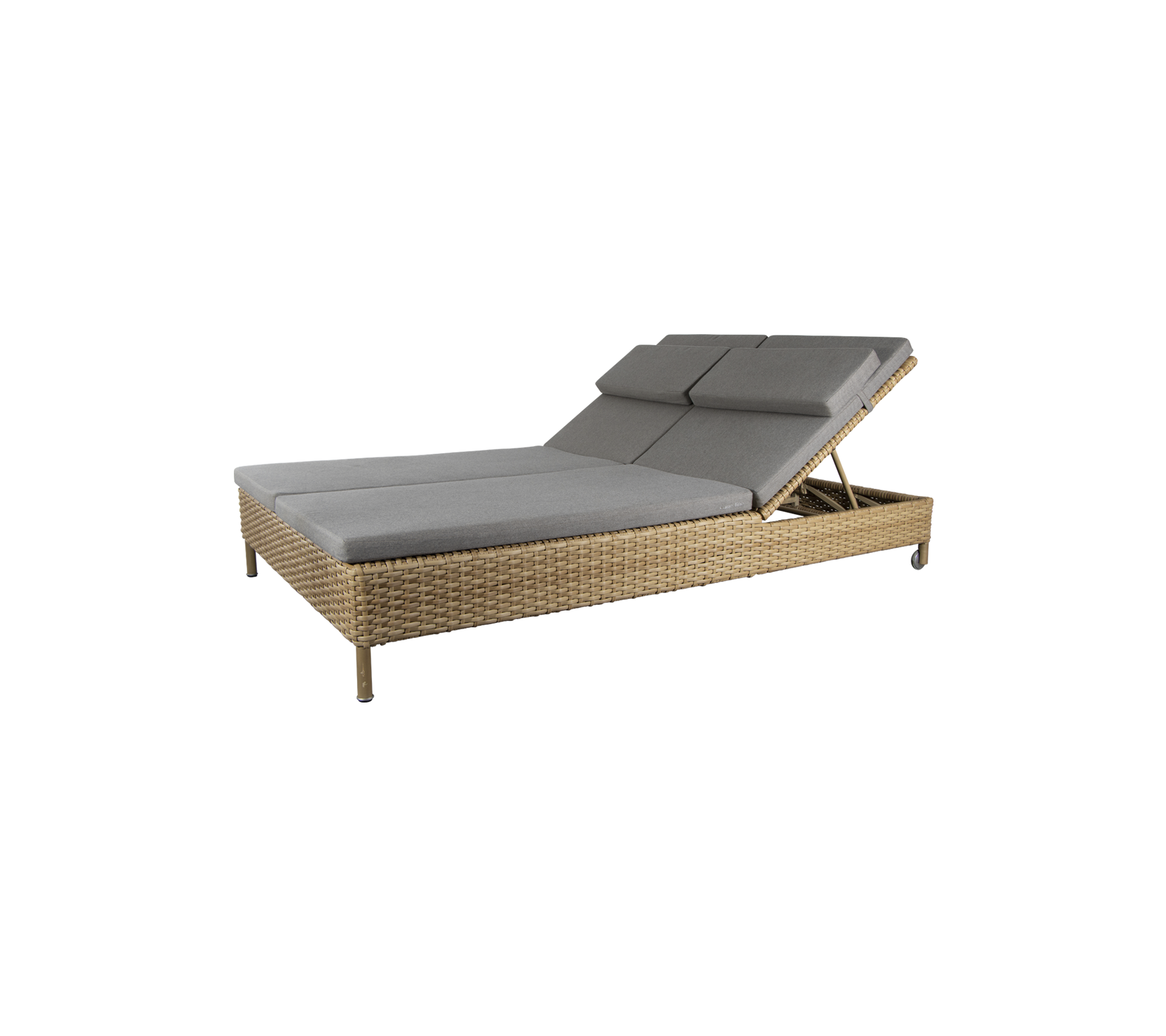 Stylischer Lounge-Stuhl mit einem natürlichen Korbboden und grauen Kissen, mit verstellbarem Rückenlehne für Komfort. Perfekt zum Entspannen.