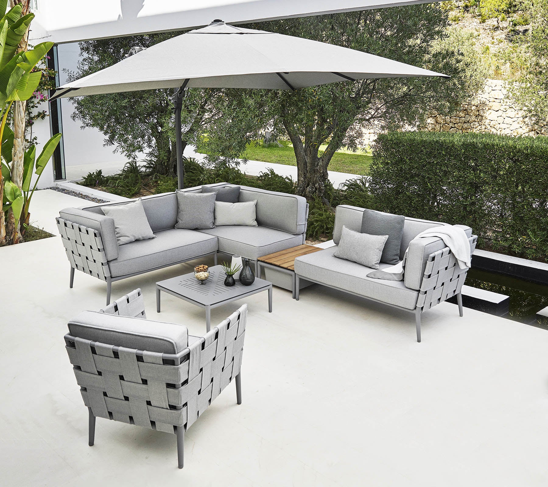 Conic modulares Ecksofa mit Box Tisch