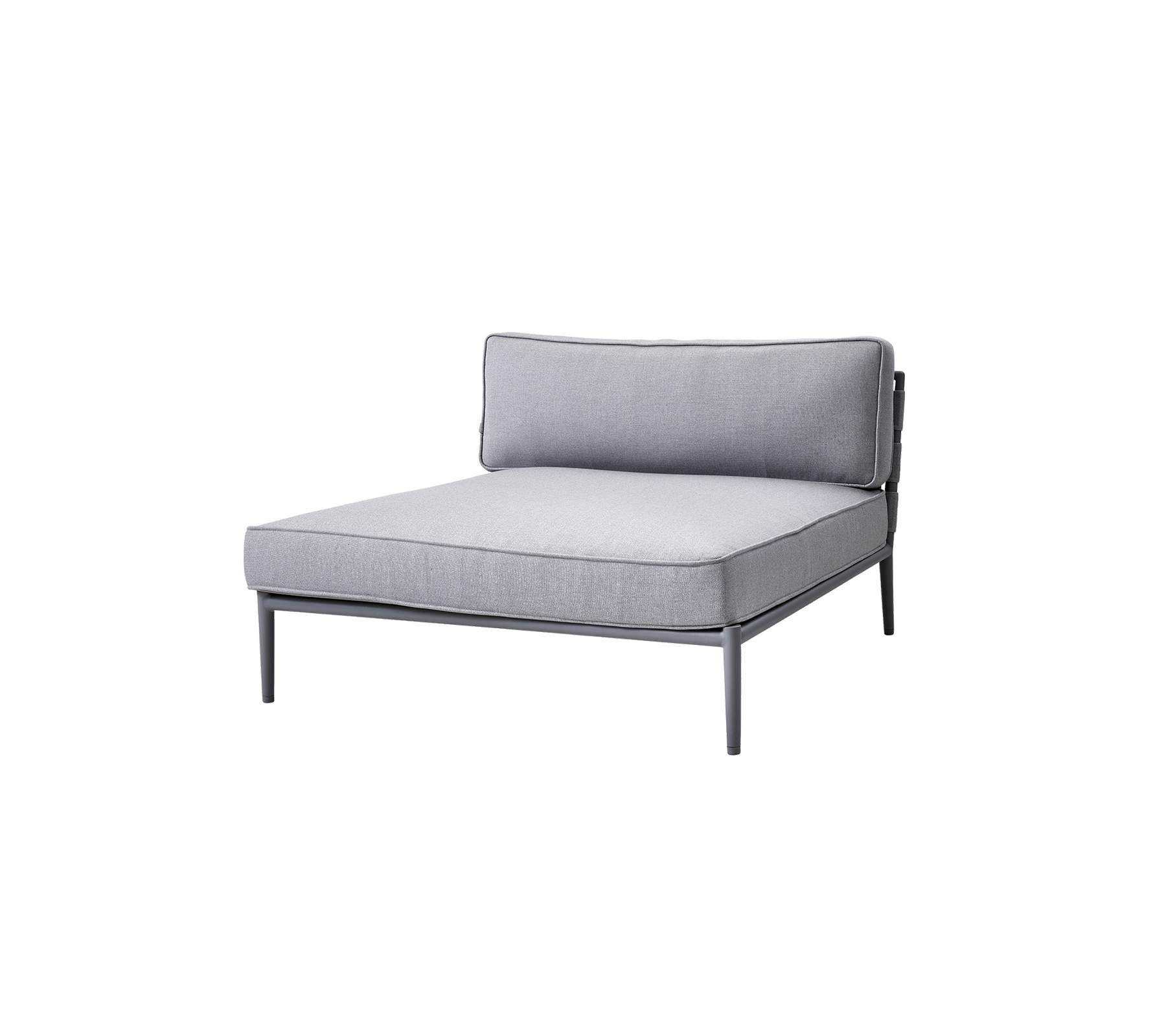 Grau gepolsterter Loungesessel mit minimalistischer Design und einem schlanken Metallrahmen, der über eine Rückenlehne und eine großzügige Sitzfläche verfügt.