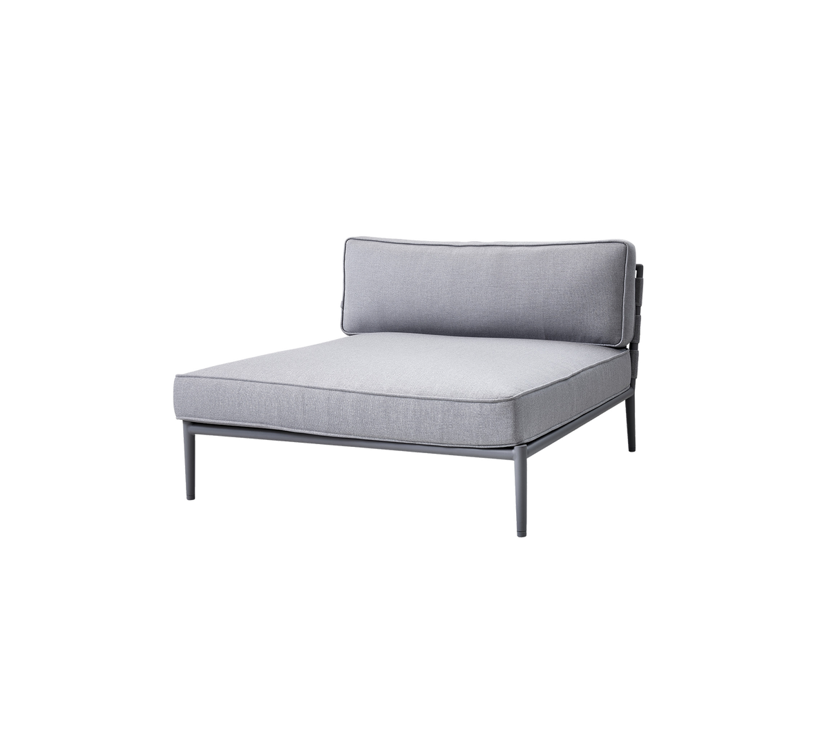 Grau gepolsterter Loungesessel mit minimalistischer Design und einem schlanken Metallrahmen, der über eine Rückenlehne und eine großzügige Sitzfläche verfügt.