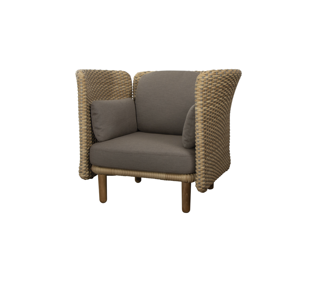 Stylischer Sessel mit gewebten Seiten und einem plüschigen Sitzkissen, perfekt für Komfort und modernes Design.