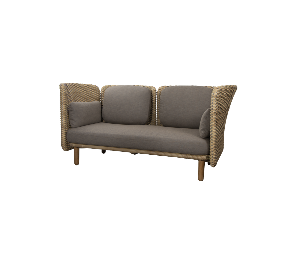 Bequeme Sofa mit einem gewebten Design, ausgestattet mit plüschigen grauen Kissen und unterstützenden Seitenpaneelen. Ideal für moderne Sitzbereiche.