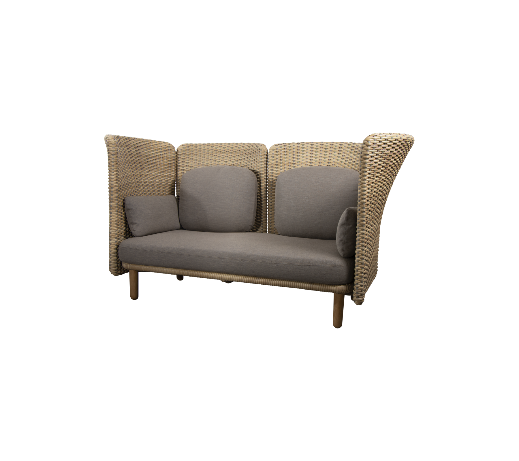 Stylisches Loungesofa mit geflochtenen Seiten und plüschigen grauen Kissen, entworfen für Komfort und moderne ästhetische Anziehungskraft.