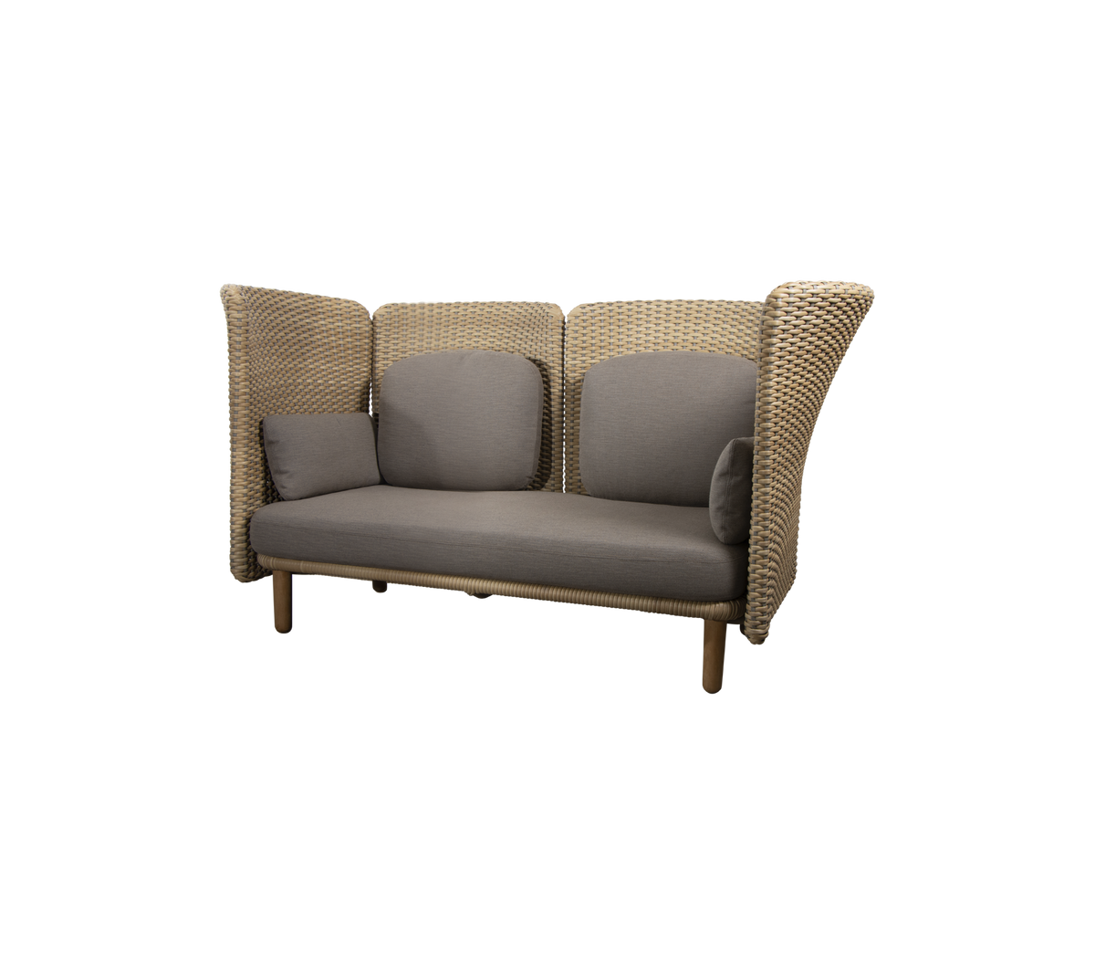 Stylisches Loungesofa mit geflochtenen Seiten und plüschigen grauen Kissen, entworfen für Komfort und moderne ästhetische Anziehungskraft.