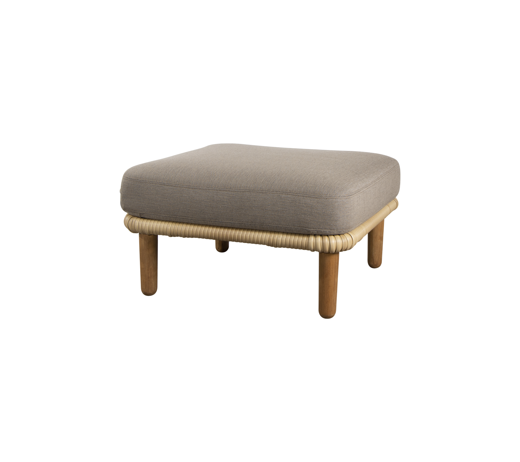 Ein quadratischer, gepolsterter Hocker mit Holzbeinen und einer gewebten Kante, entworfen für vielseitiges Sitzen und Entspannung.