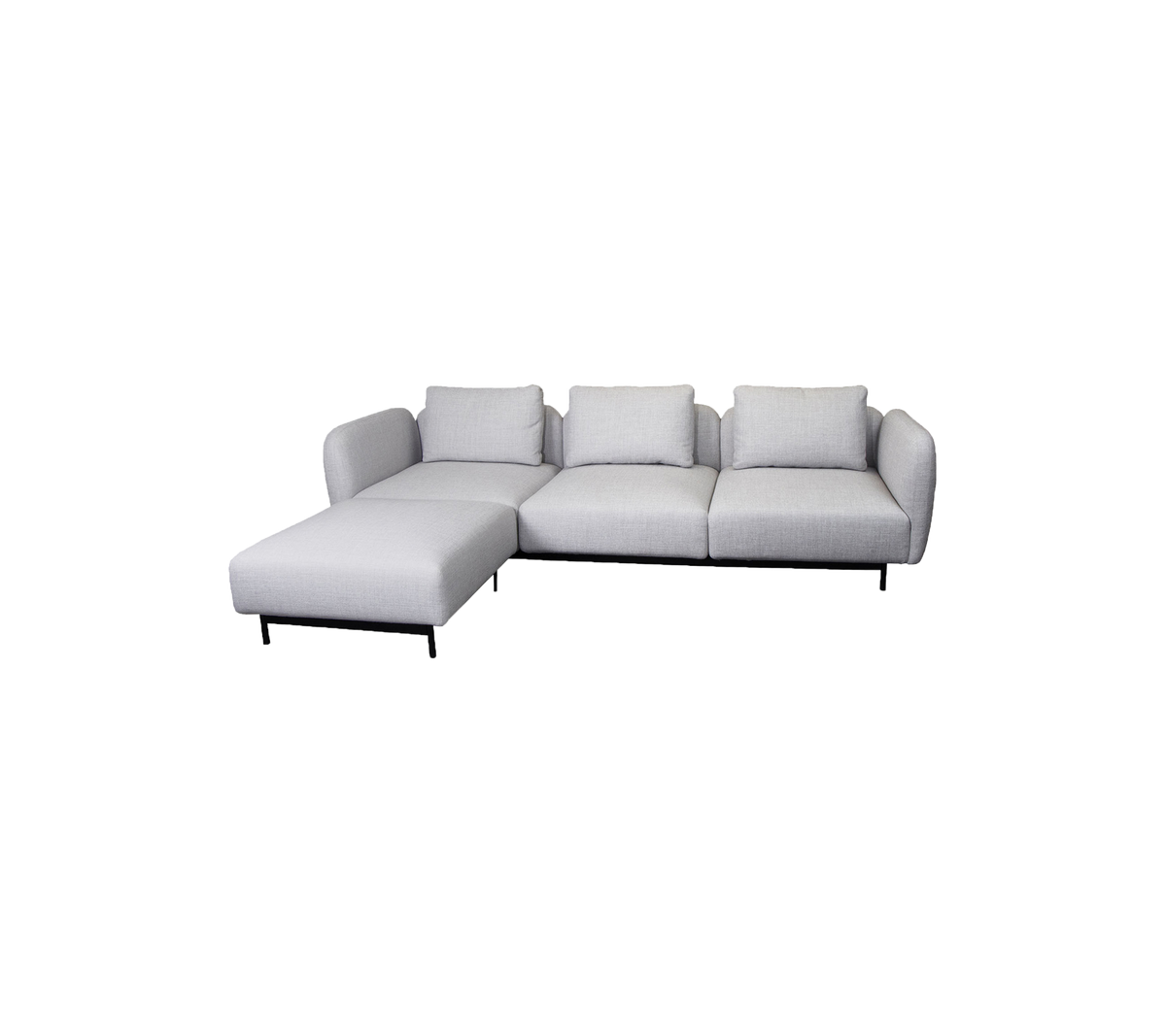 Moderne L-förmiges Sofa aus hellgrauem Stoff mit plüschigen Kissen und schrägen Beinen, ideal für moderne Wohnräume.
