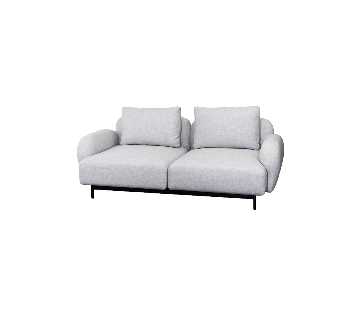 Ein modernes Zweisitzer-Sofa aus hellgrauem Stoff mit bequemen Kissen und einem schlanken schwarzen Sockel, der Komfort und Stil bietet.