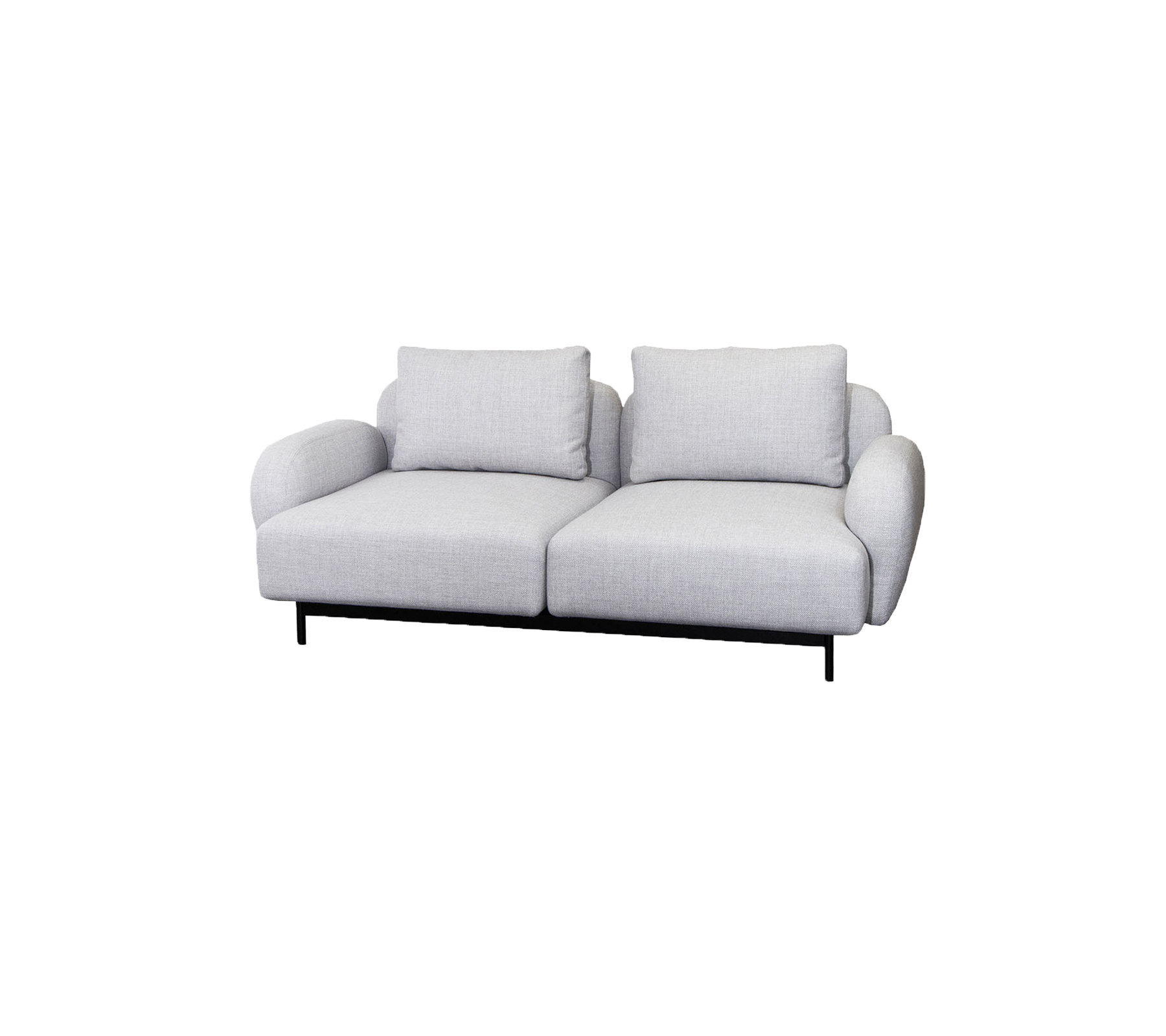 Ein modernes Zweisitzer-Sofa aus hellgrauem Stoff mit bequemen Kissen und einem schlanken schwarzen Sockel, der Komfort und Stil bietet.