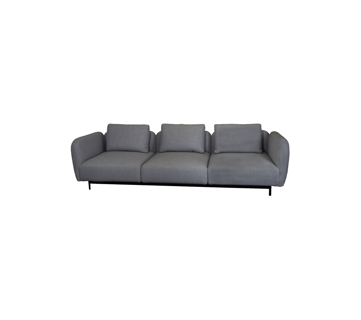 Ein schlanker, moderner Sofa mit minimalistischem Design, ausgestattet mit drei weichen Kissen und einer klaren, einfachen Silhouette in grauem Stoff.