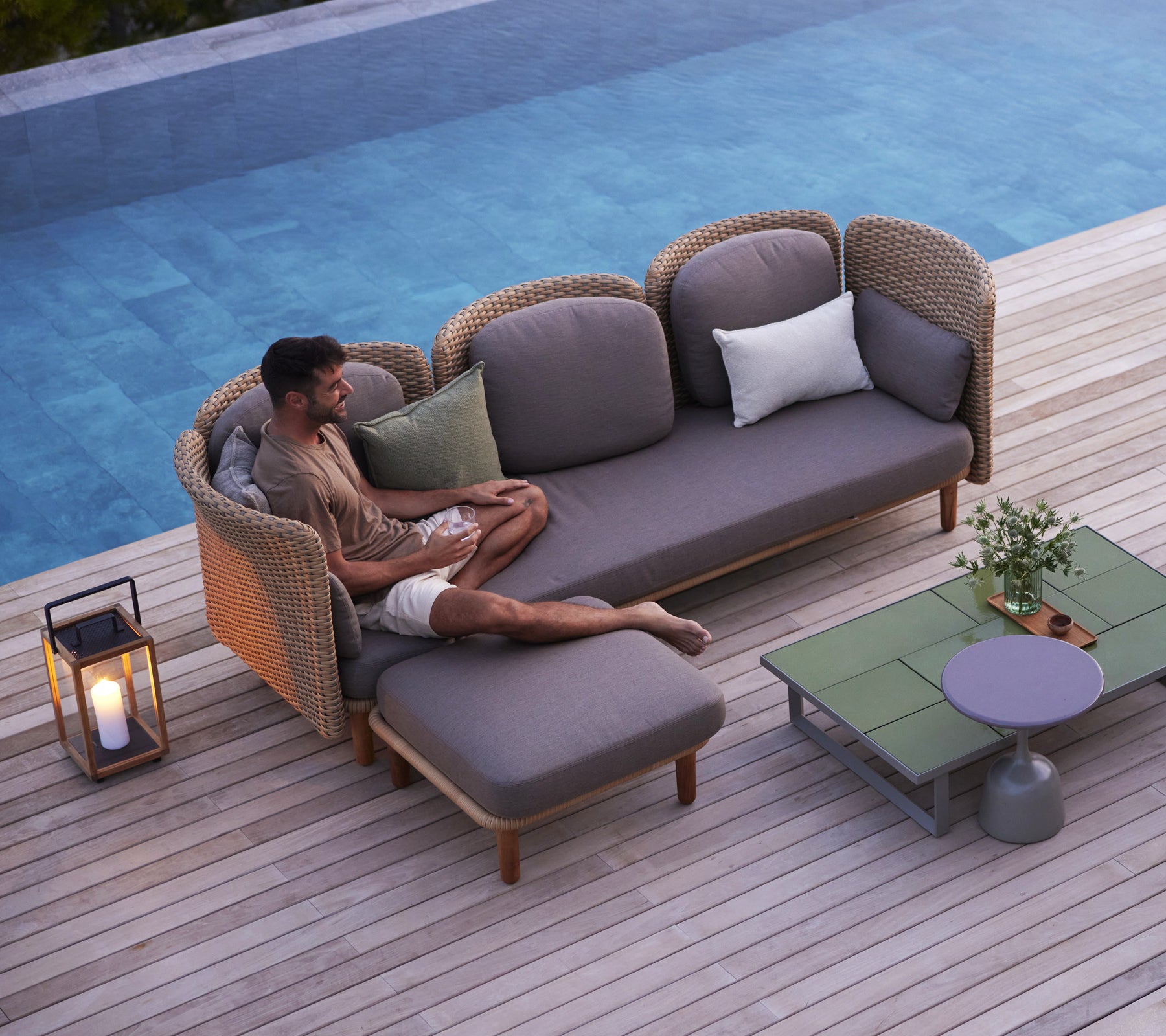 Eine entspannende Umgebung mit einem geräumigen 3-Sitzer-Sofa mit einem einzelnen Modul und dekorativen Elementen, ideal für die Freizeit.