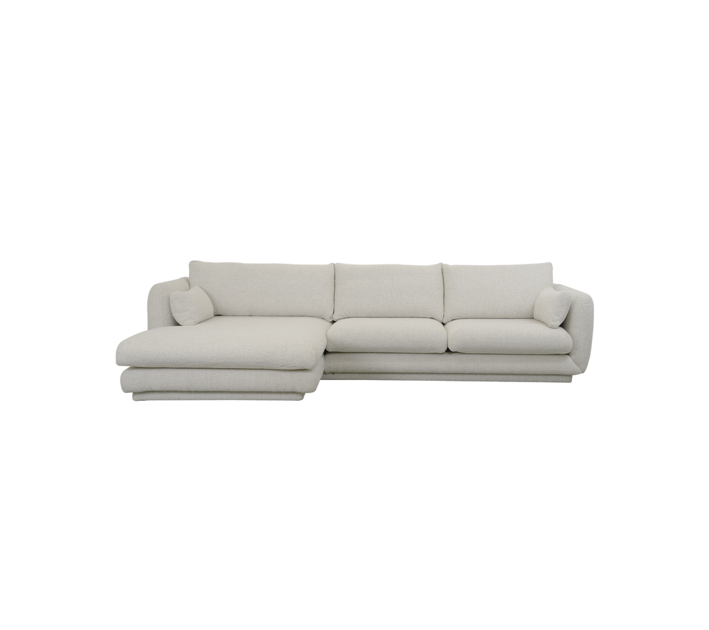 Moderne sandfarbene Ecksofa mit plüschigen Kissen.