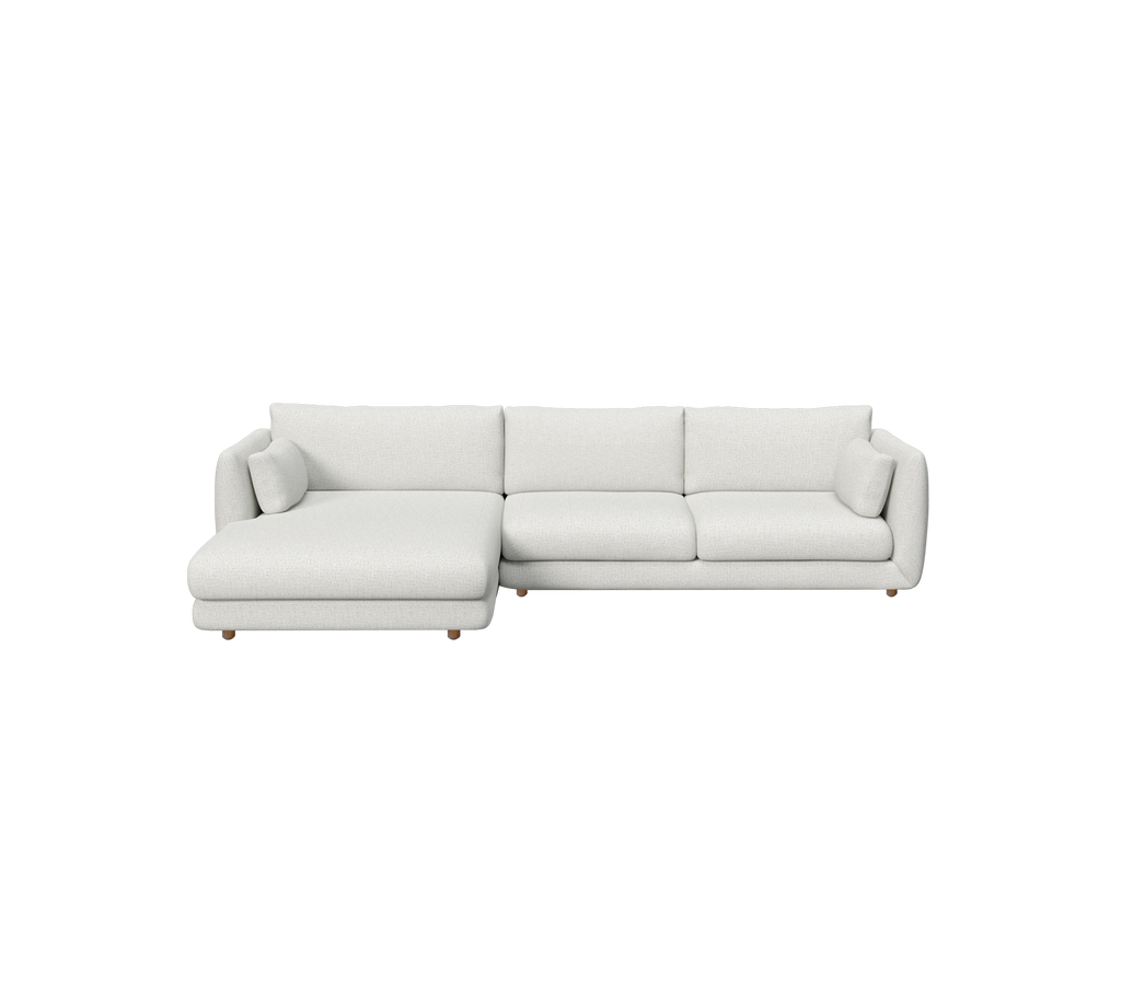 Hellgraues Ecksofa mit minimalistischem Design und plüschigen Kissen.
