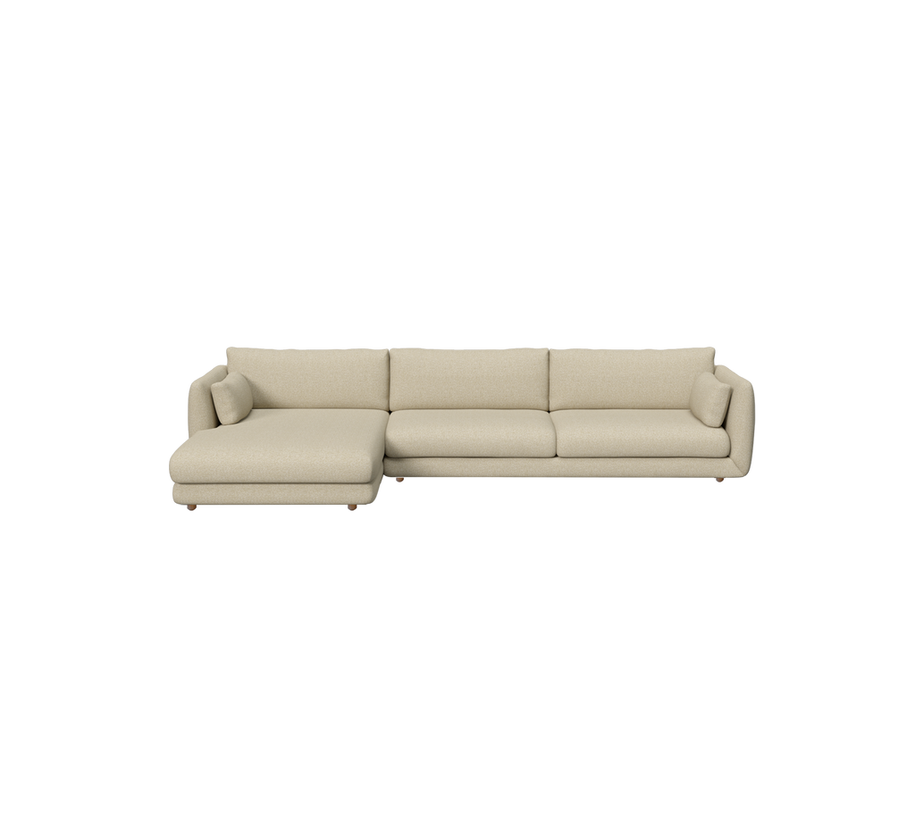 Hellbraunes modernes Sofa mit einem Chaiselong-Bereich in einem Lounge-Ambiente.