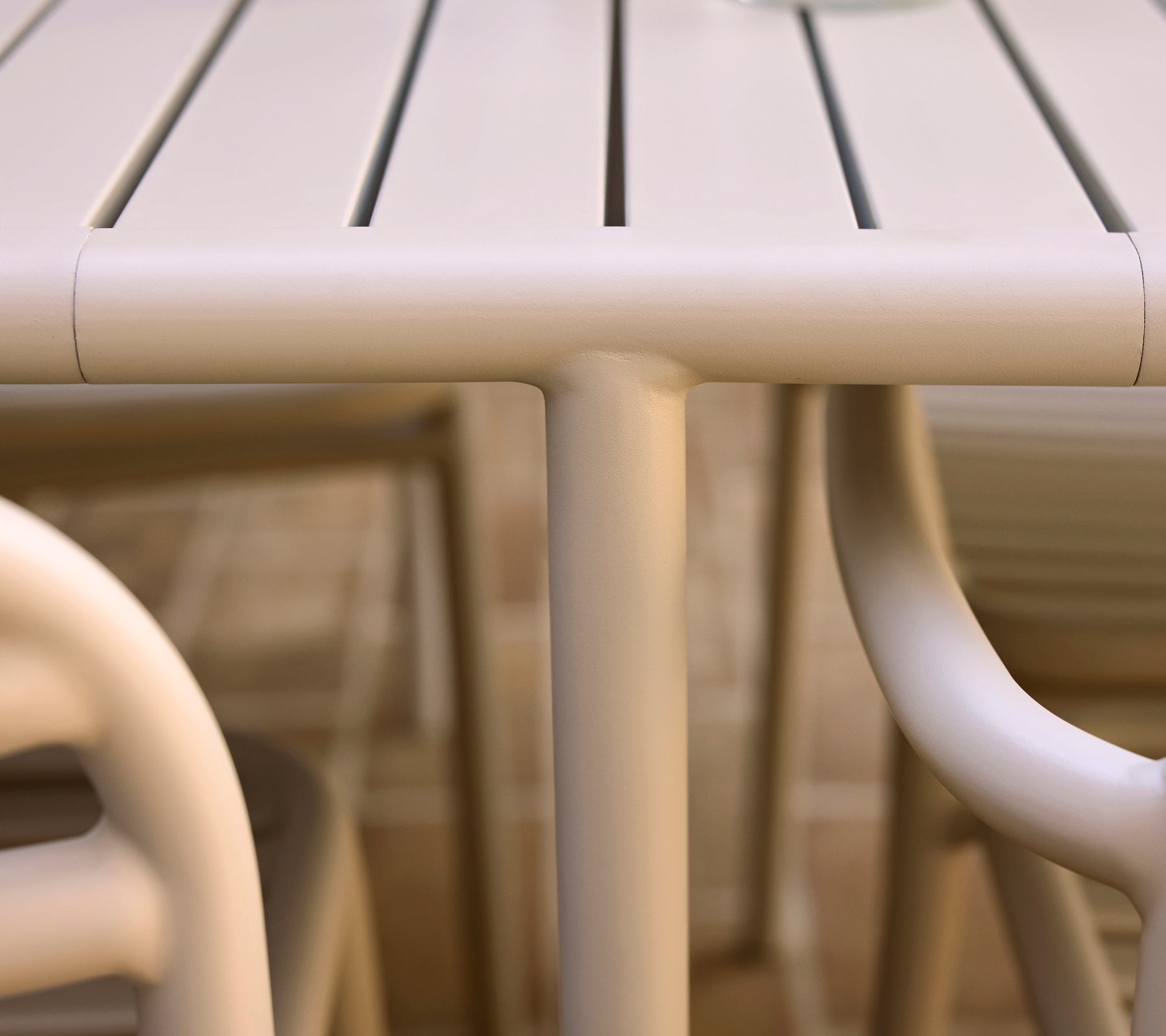 Bliss Erweiterungsmodul mit einem schlanken, minimalistischen Design und sanften Linien in neutralen Farbtönen, das zeitgenössische Räume ergänzt.