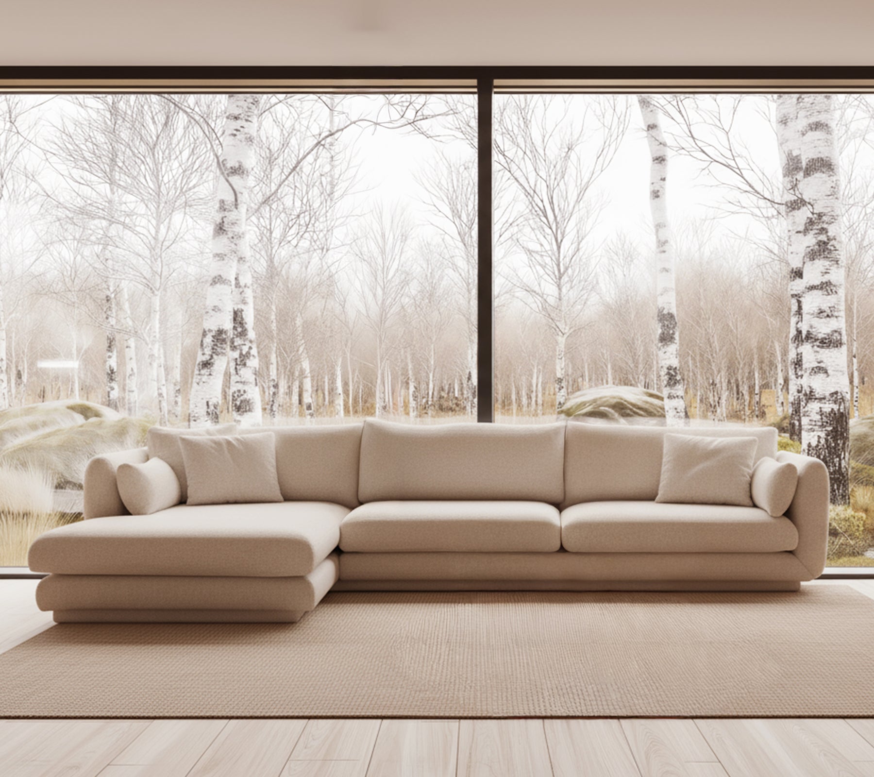 Beige moderne Sofa in einem hellen Lounge-Ambiente mit großen Fenstern.