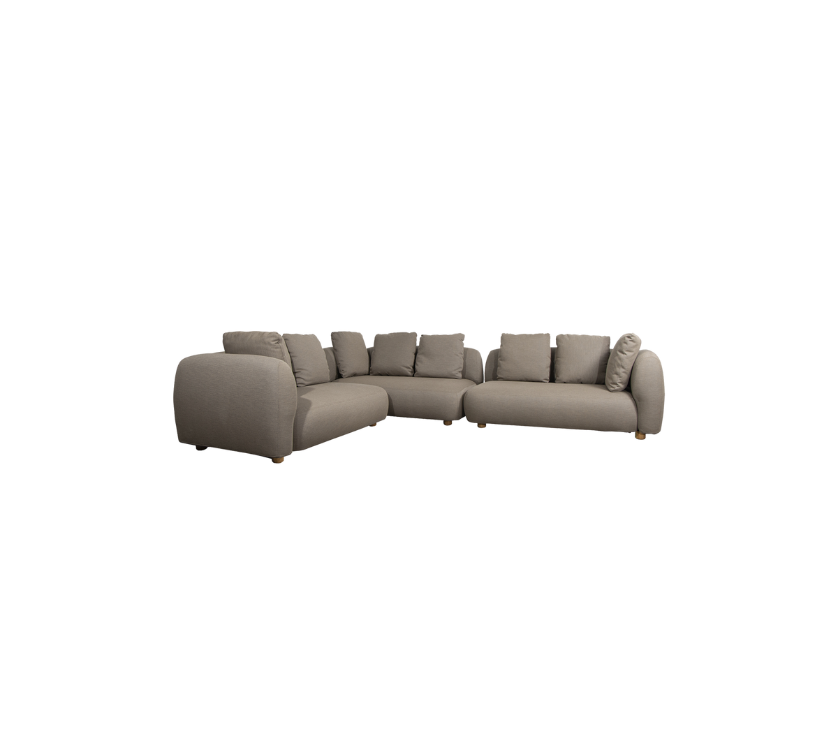 Ein modernes Ecksofa aus einem gedämpften grauen Stoff mit plüschigen Kissen und Holzbeinen, entworfen für Komfort und Stil.