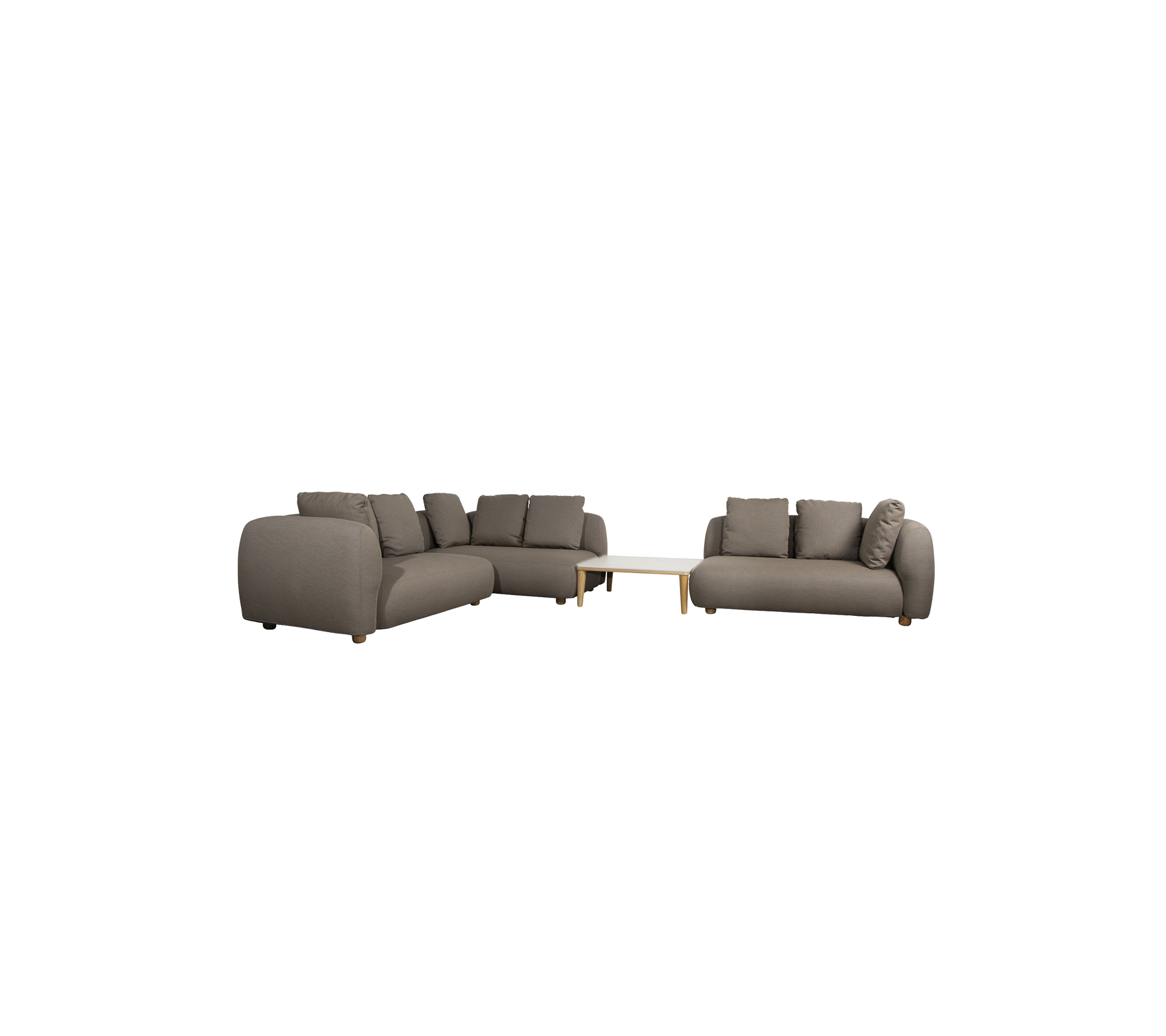 Moderne taupe Sofa mit Kissen und einem hellen Tisch in einer Lounge-Umgebung.